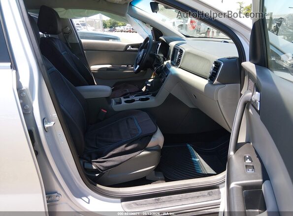 KNDPM3AC5J7362296 2018 KIA SPORTAGE Silver Front interior view
