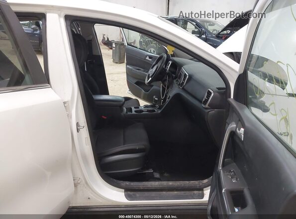 KNDPMCAC3J7455057 2018 KIA SPORTAGE White Вид салону спереду