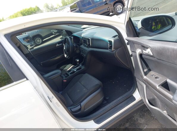 KNDPMCAC4H7257078 2017 KIA SPORTAGE Белый Вид салона спереди