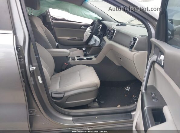 KNDPMCAC8H7261375 2017 KIA SPORTAGE Gray Front interior view