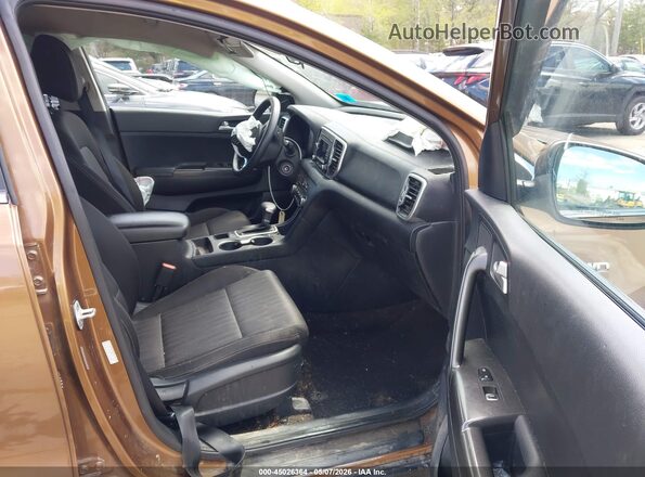 KNDPMCAC9H7113879 2017 KIA SPORTAGE Коричневый Вид салона спереди