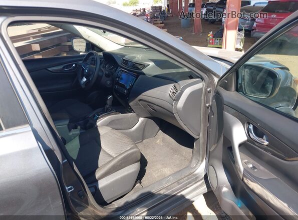 KNMAT2MTXJP510814 2018 NISSAN ROGUE Gray Front interior view