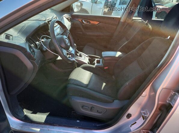 KNMAT2MV3HP504378 2017 NISSAN ROGUE Silver Вид салону спереду