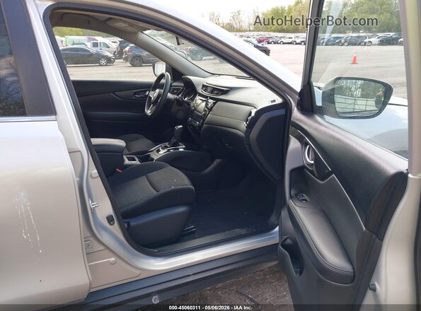 KNMAT2MV6HP601669 2017 NISSAN ROGUE Silver Front interior view