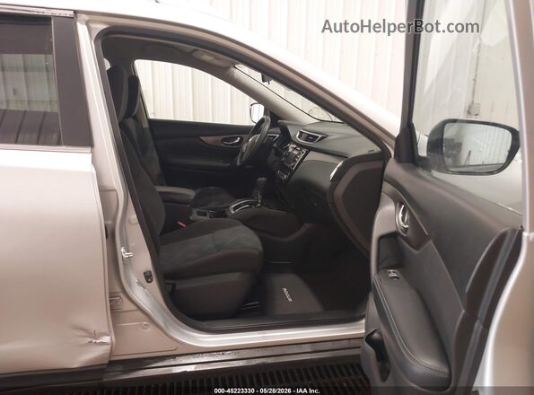 KNMAT2MV7GP595993 2016 NISSAN ROGUE Серебряный Вид салона спереди