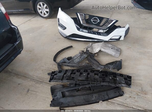 KNMAT2MV8HP503534 2017 NISSAN ROGUE White Вид панелі приладів