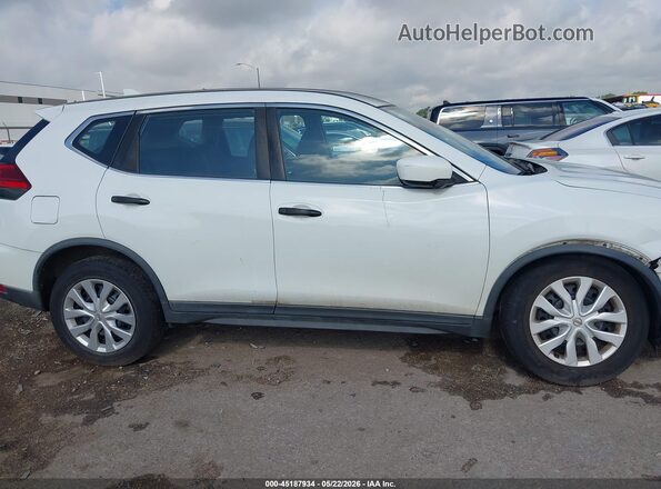 KNMAT2MVXHP538348 2017 NISSAN ROGUE White Widok wnętrza z tyłu