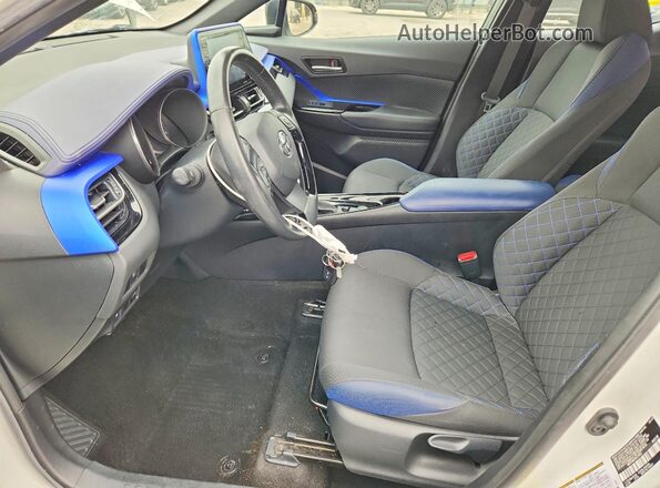 NMTKHMBX8LR111852 2020 TOYOTA C-HR Белый Вид салона спереди