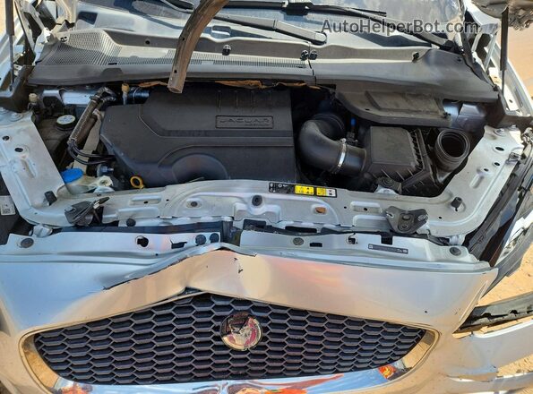 SADFP2FX0K1Z39334 2019 JAGUAR E-PACE Silver Vista del compartimento del motor