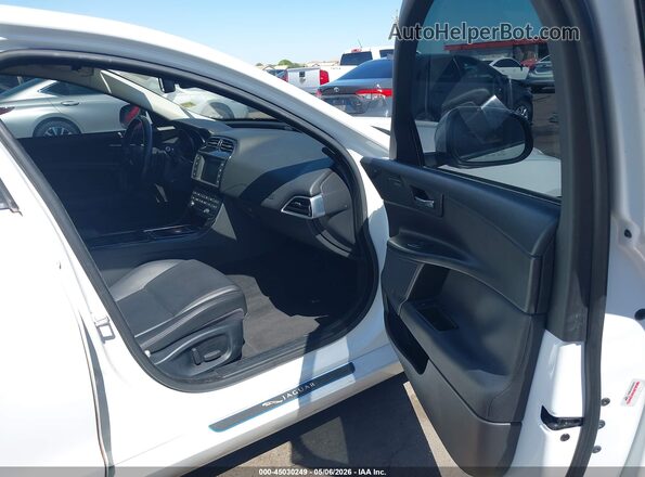 SAJAD4BGXHA965658 2017 JAGUAR XF White Vista interior delantera