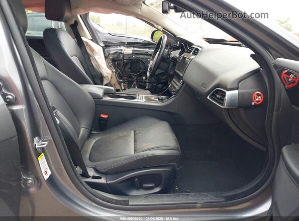 SAJAJ4BV5HA962559 2017 JAGUAR XF Серый Вид салона спереди