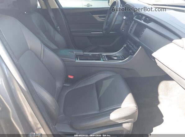 SAJBD4FX6JCY59362 2018 JAGUAR XF Gray Vista interior delantera