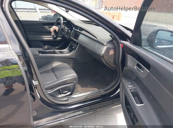SAJBR4BV8HCY32860 2017 JAGUAR XF Черный Вид салона спереди