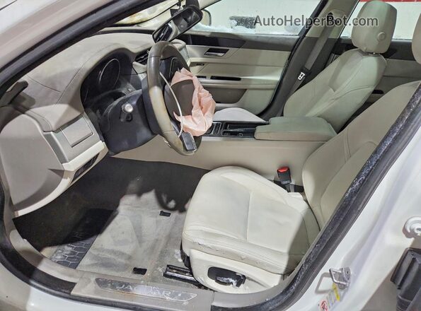 SAJBS4BV9HCY27882 2017 JAGUAR XF Белый Вид салона спереди