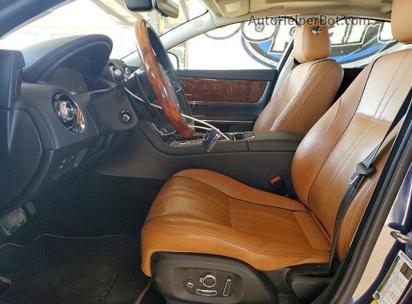 SAJWA1C72J8W17409 2018 JAGUAR XJ Blue Widok wnętrza z przodu