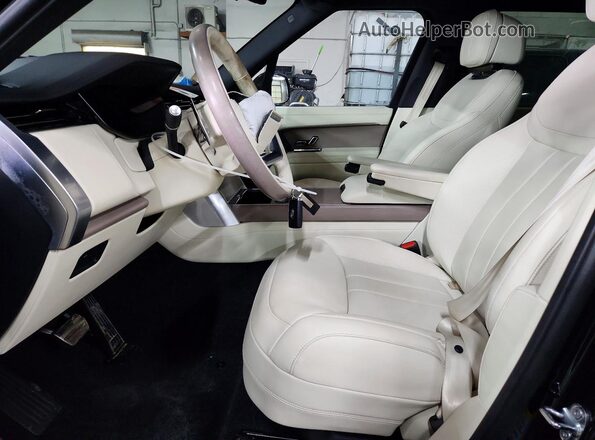 SALKPBE95RA245139 2024 LAND ROVER RANGE Черный Вид салона спереди