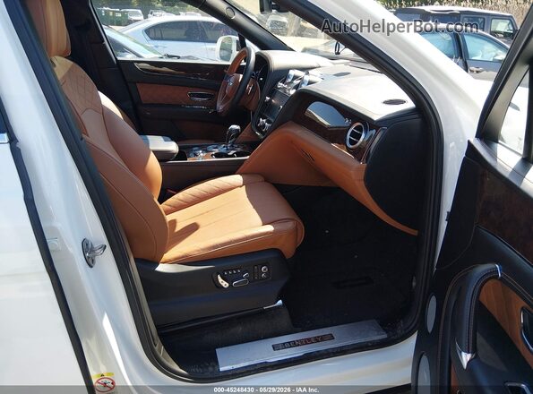 SJAAC2ZV0HC012621 2017 BENTLEY BENTAYGA Белый Вид салона спереди