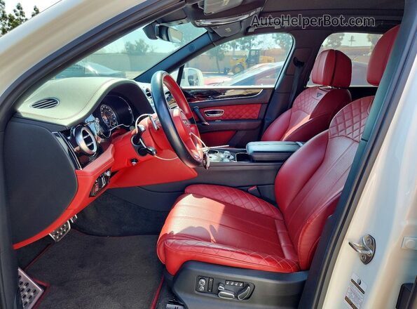SJAAC2ZV8JC017622 2018 BENTLEY BENTAYGA White Front interior view
