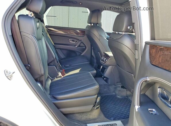 SJAAC4ZV0JC019215 2018 BENTLEY BENTAYGA White Widok wnętrza z tyłu