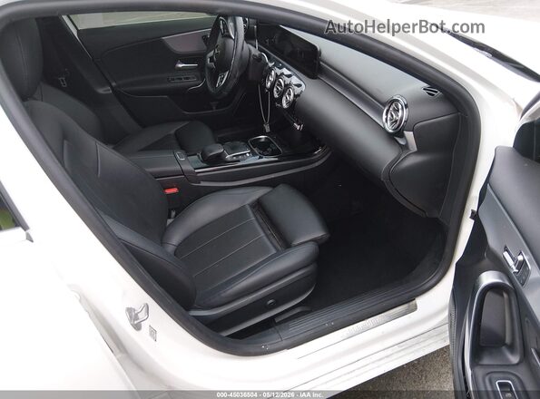 W1K3G4EB2MJ277362 2021 MERCEDES-BENZ A 220 Белый Вид салона спереди