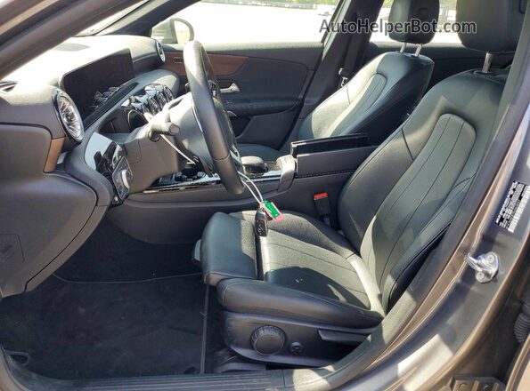 W1K3G4EB7NJ363557 2022 MERCEDES-BENZ A Gray Vista interior delantera