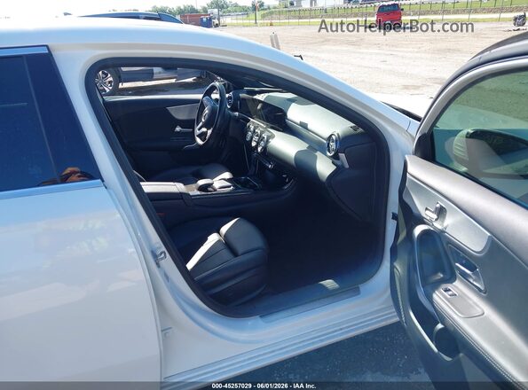 W1K3G4EBXMJ296886 2021 MERCEDES-BENZ A 220 Белый Вид салона спереди