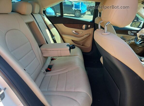 W1KWF8DB7LR567217 2020 MERCEDES-BENZ C White Vista de los asientos traseros