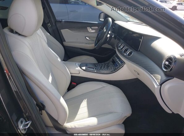 W1KZF8DB7MA946473 2021 MERCEDES-BENZ E-CLASS Gray Widok wnętrza z przodu