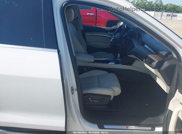 WA13AAGE6MB038323 2021 AUDI E-TRON Белый Вид салона спереди