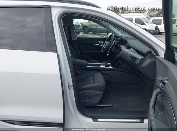 WA15AAGE5RB050074 2024 AUDI Q8 E-TRON White Vista interior delantera