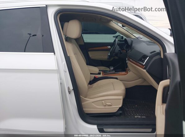 WA1AAAFY4M2093484 2021 AUDI Q5 White Front interior view