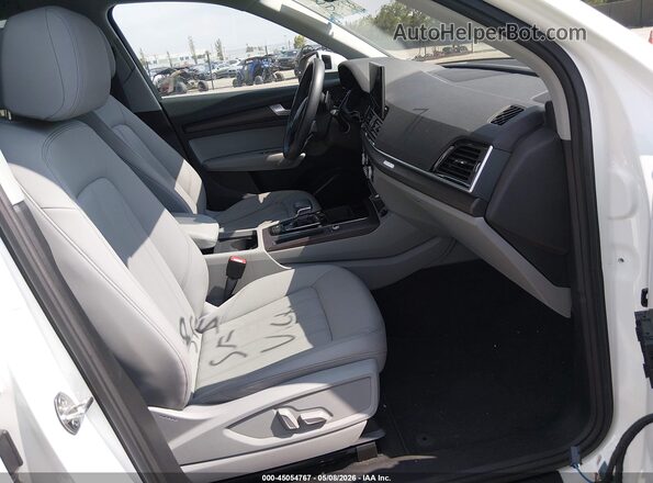 WA1ABAFY1P2103759 2023 AUDI Q5 White Вид салону спереду