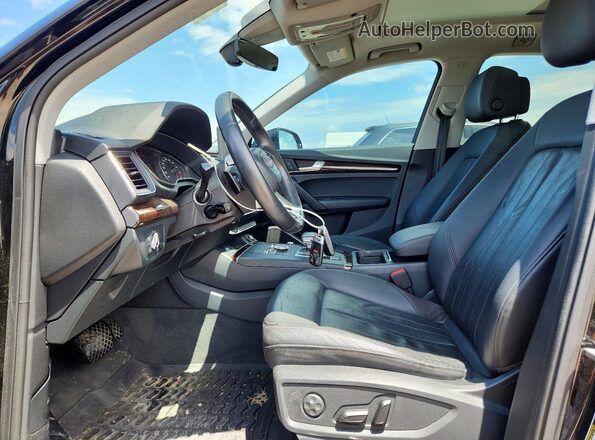 WA1ANAFY5K2045705 2019 AUDI Q5 Black Front interior view