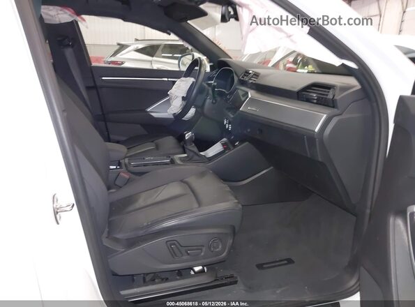 WA1AUCF3XM1083426 2021 AUDI Q3 White Вид салону спереду