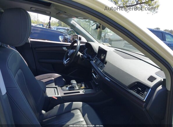 WA1BAAFY9M2038825 2021 AUDI Q5 White Front interior view