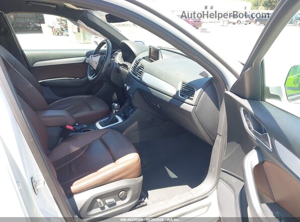 WA1BCCFS8JR016643 2018 AUDI Q3 White Front interior view