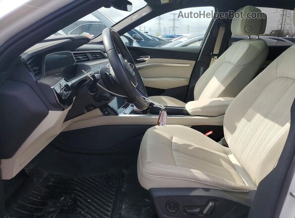 WA1CAAGE0RB007771 2024 AUDI Q8 White Widok wnętrza z przodu