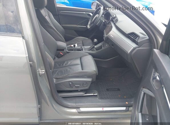 WA1DECF3XM1073800 2021 AUDI Q3 Gray წინა სალონის ხედი
