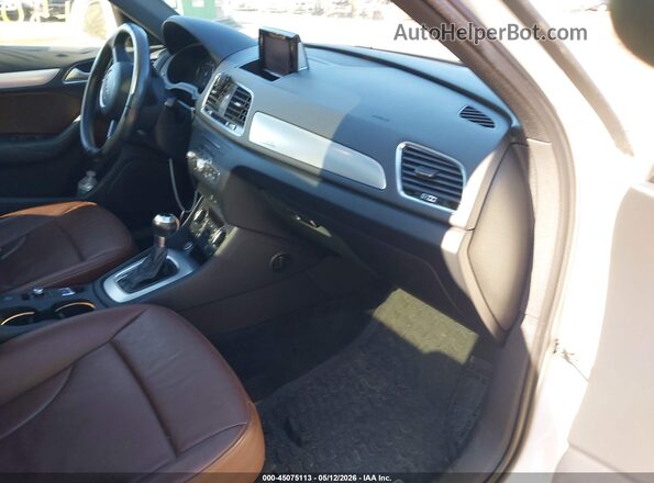 WA1ECCFS2JR002623 2018 AUDI Q3 White Front interior view