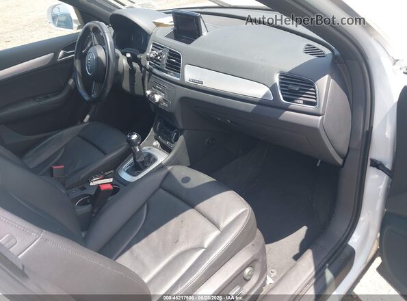WA1EFCFS1GR008736 2016 AUDI Q3 White Вид салону спереду