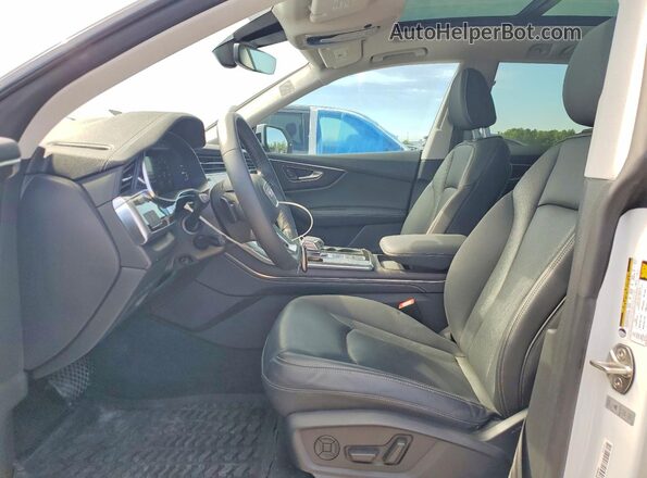 WA1EVBF16PD020401 2023 AUDI Q8 White Widok wnętrza z przodu