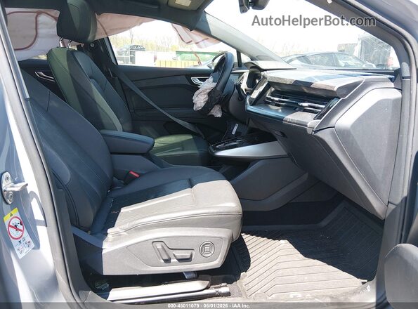 WA1H2BFZ4NP051007 2022 AUDI Q4 Gray Vista interior delantera