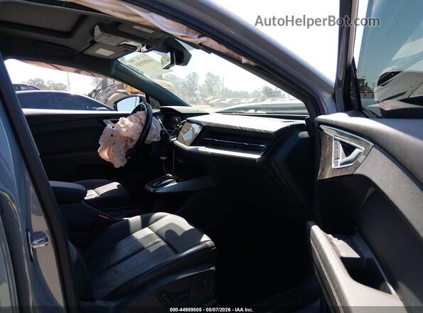 WA1L2BFZXRP030680 2024 AUDI Q4 Gray Widok wnętrza z przodu