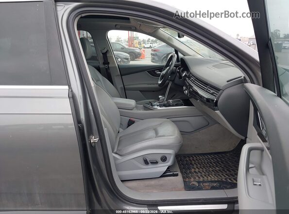 WA1LAAF70JD002906 2018 AUDI Q7 Gray Front interior view