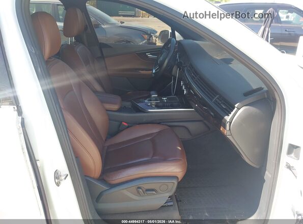 WA1LAAF72HD010743 2017 AUDI Q7 White Front interior view