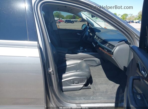 WA1LAAF72JD025720 2018 AUDI Q7 Gray Front interior view