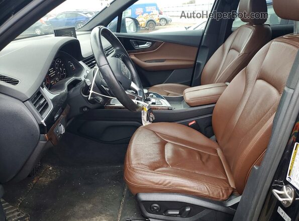 WA1LAAF78HD025022 2017 AUDI Q7 Black Front interior view