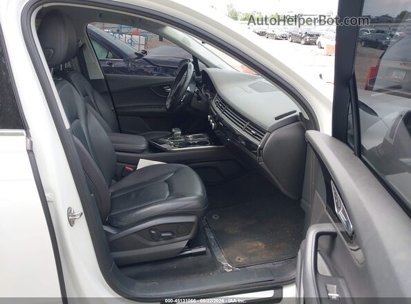 WA1LAAF7XJD004162 2018 AUDI Q7 White Front interior view