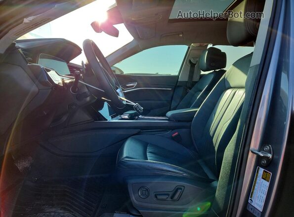 WA1LAAGEXMB010704 2021 AUDI E-TRON Серый Вид салона спереди