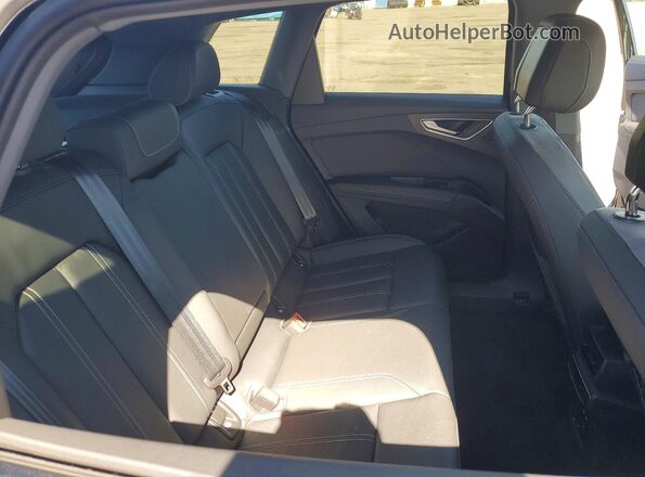 WA1MUBFZ8RP048027 2024 AUDI Q4 Black Vista interior trasera